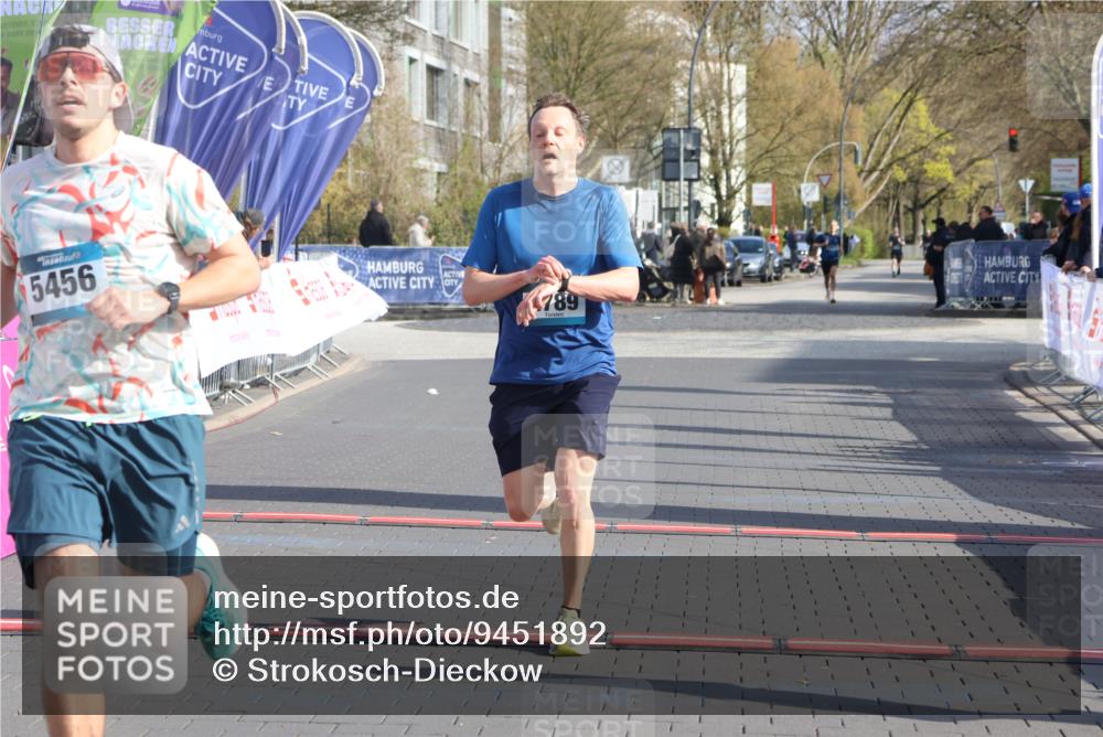 12.04.2026 - 45. Internationalen Wilhelmsburger Insellauf Strokosch-Dieckow http://msf.ph/oto/9451892 12.04.2026 10:19:49 Ziel 2671, 2549, 3289, 5456, 2789 meine-sportfotos.de