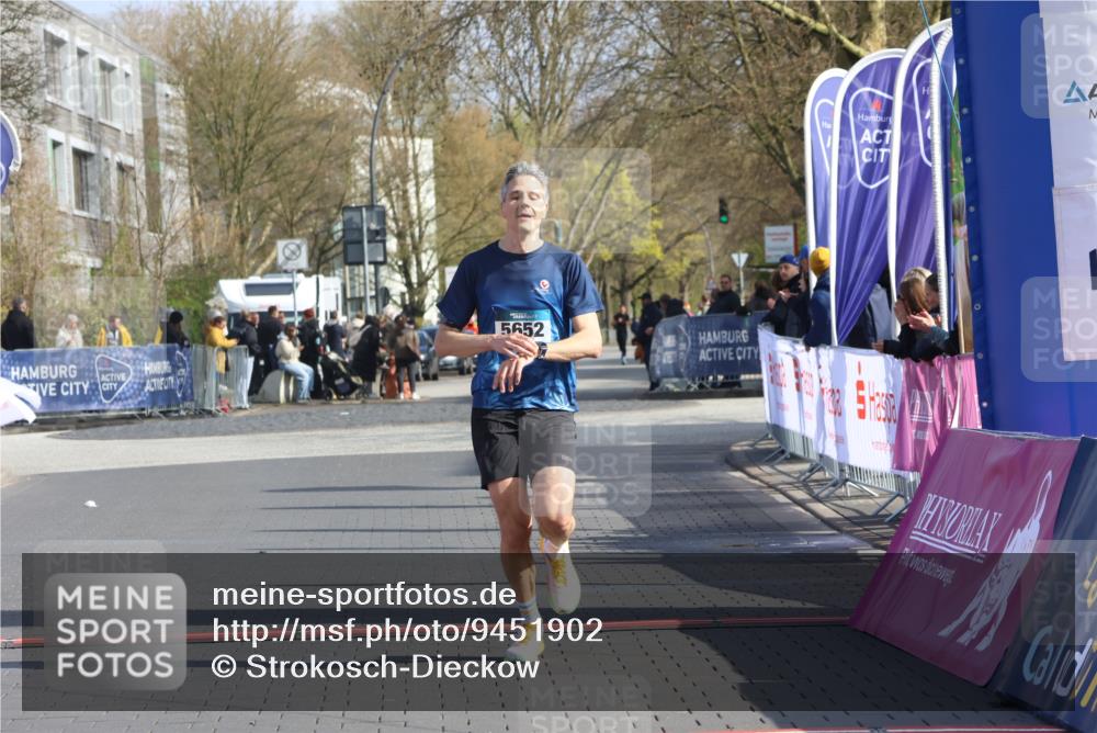 12.04.2026 - 45. Internationalen Wilhelmsburger Insellauf Strokosch-Dieckow http://msf.ph/oto/9451902 12.04.2026 10:20:03 Ziel 5652 meine-sportfotos.de