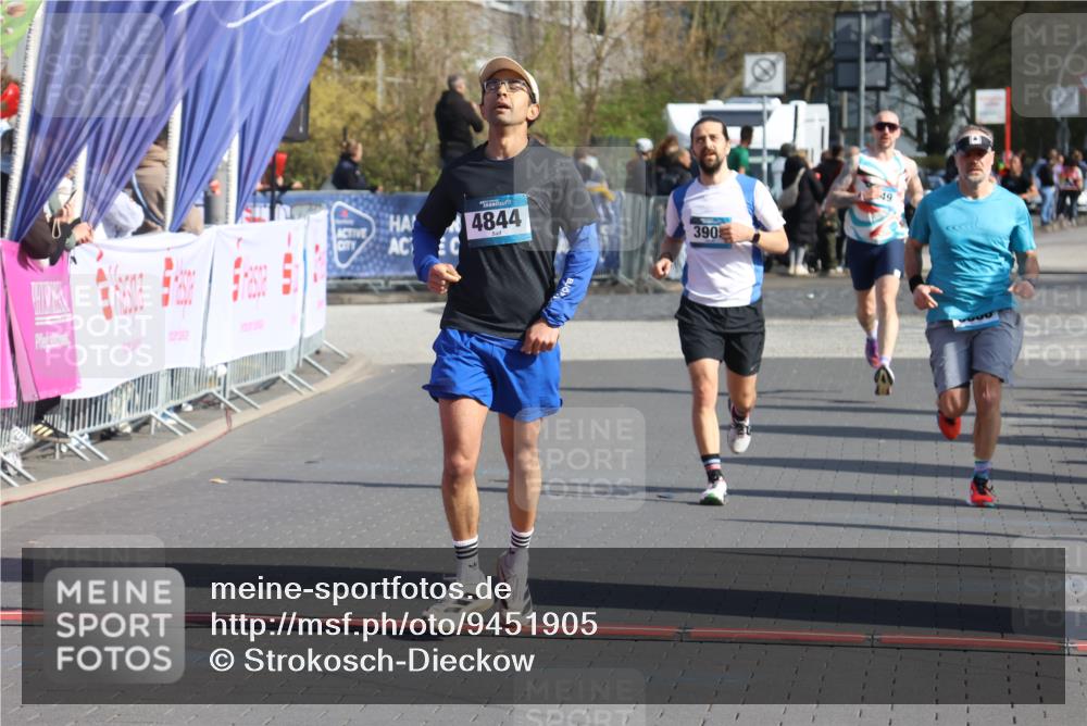 12.04.2026 - 45. Internationalen Wilhelmsburger Insellauf Strokosch-Dieckow http://msf.ph/oto/9451905 12.04.2026 10:32:28 Ziel 5522, 4844, 3666, 3905 meine-sportfotos.de