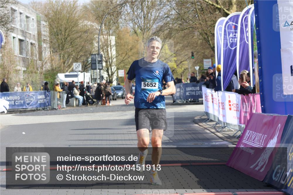 12.04.2026 - 45. Internationalen Wilhelmsburger Insellauf Strokosch-Dieckow http://msf.ph/oto/9451913 12.04.2026 10:20:04 Ziel 5652 meine-sportfotos.de