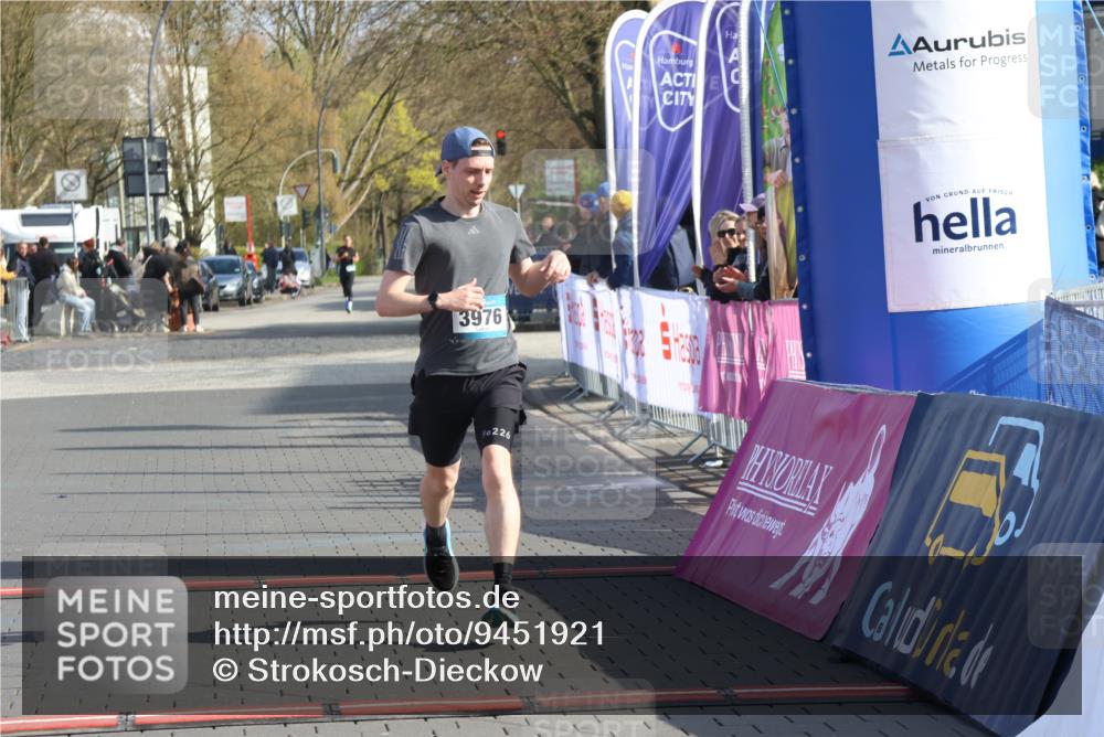 12.04.2026 - 45. Internationalen Wilhelmsburger Insellauf Strokosch-Dieckow http://msf.ph/oto/9451921 12.04.2026 10:20:11 Ziel 3976 meine-sportfotos.de