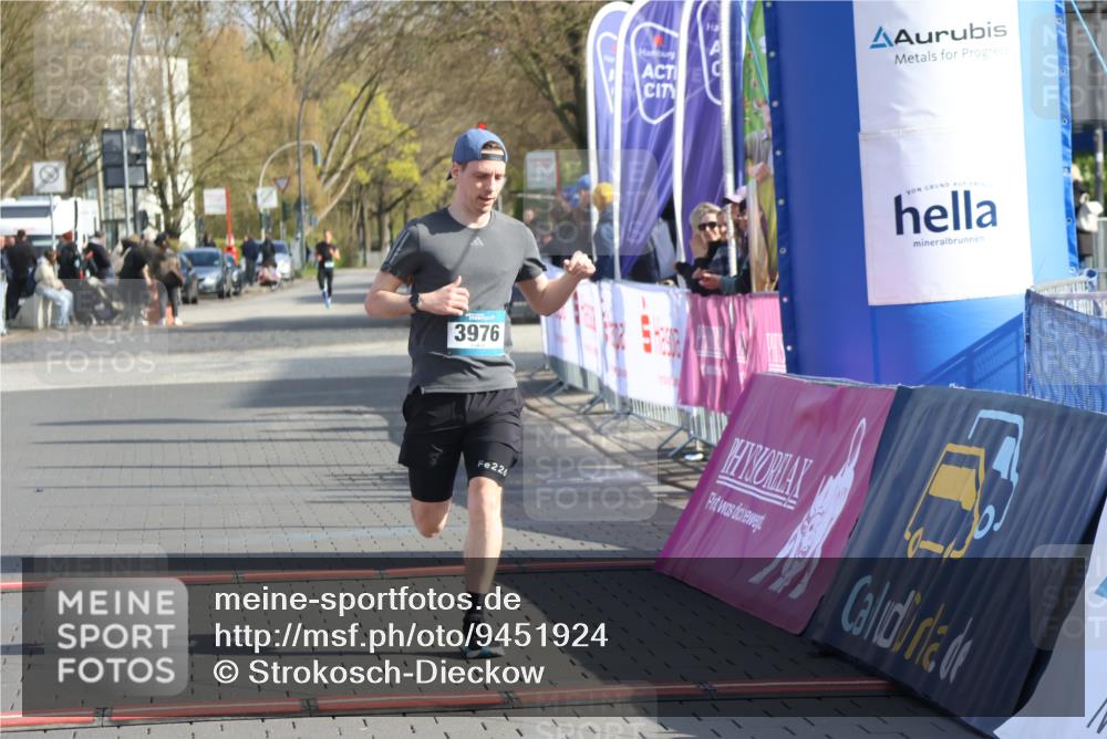 12.04.2026 - 45. Internationalen Wilhelmsburger Insellauf Strokosch-Dieckow http://msf.ph/oto/9451924 12.04.2026 10:20:11 Ziel 3976 meine-sportfotos.de