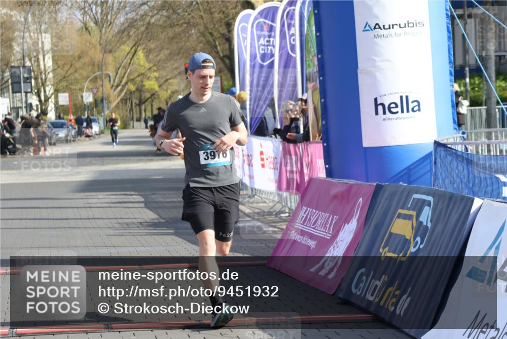 12.04.2026 - 45. Internationalen Wilhelmsburger Insellauf Strokosch-Dieckow http://msf.ph/oto/9451932 12.04.2026 10:20:12 Ziel 3976 meine-sportfotos.de