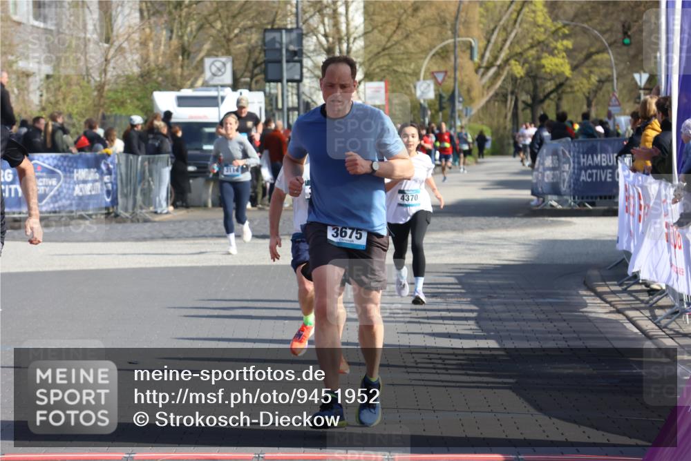 12.04.2026 - 45. Internationalen Wilhelmsburger Insellauf Strokosch-Dieckow http://msf.ph/oto/9451952 12.04.2026 10:32:50 Ziel 3675, 3876, 3506 meine-sportfotos.de