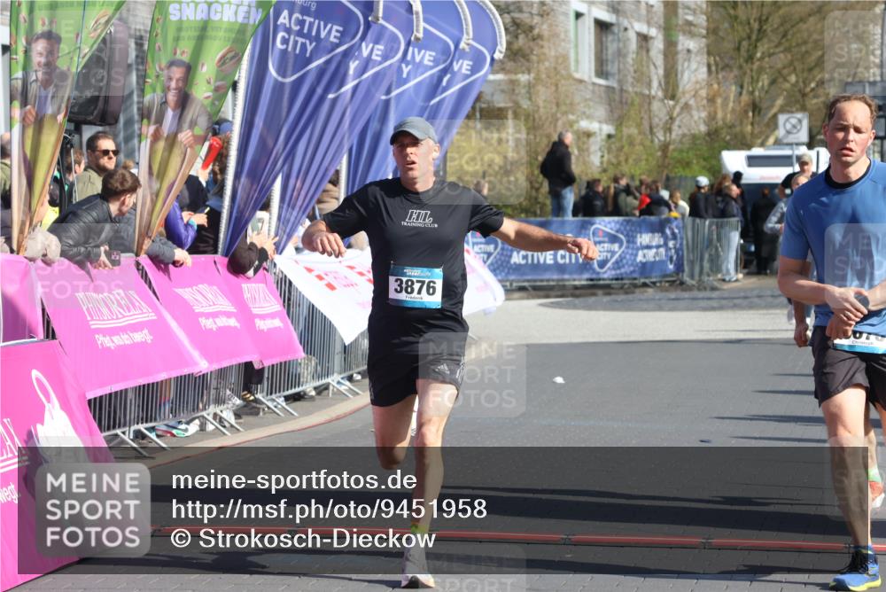 12.04.2026 - 45. Internationalen Wilhelmsburger Insellauf Strokosch-Dieckow http://msf.ph/oto/9451958 12.04.2026 10:32:51 Ziel 3675, 3876, 3506, 4370 meine-sportfotos.de