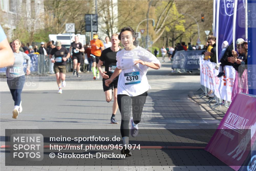 12.04.2026 - 45. Internationalen Wilhelmsburger Insellauf Strokosch-Dieckow http://msf.ph/oto/9451974 12.04.2026 10:32:54 Ziel 3675, 3876, 3506, 4370, 3983, 3114 meine-sportfotos.de