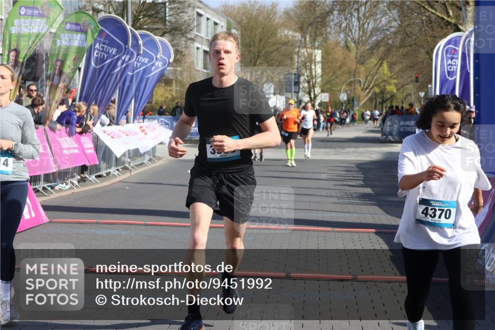 12.04.2026 - 45. Internationalen Wilhelmsburger Insellauf Strokosch-Dieckow http://msf.ph/oto/9451992 12.04.2026 10:32:57 Ziel 3506, 4370, 3983, 3114 meine-sportfotos.de