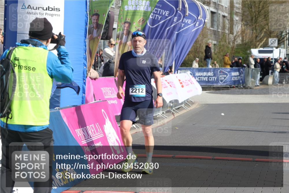 12.04.2026 - 45. Internationalen Wilhelmsburger Insellauf Strokosch-Dieckow http://msf.ph/oto/9452030 12.04.2026 10:21:17 Ziel 3134, 3208, 2212, 4003 meine-sportfotos.de