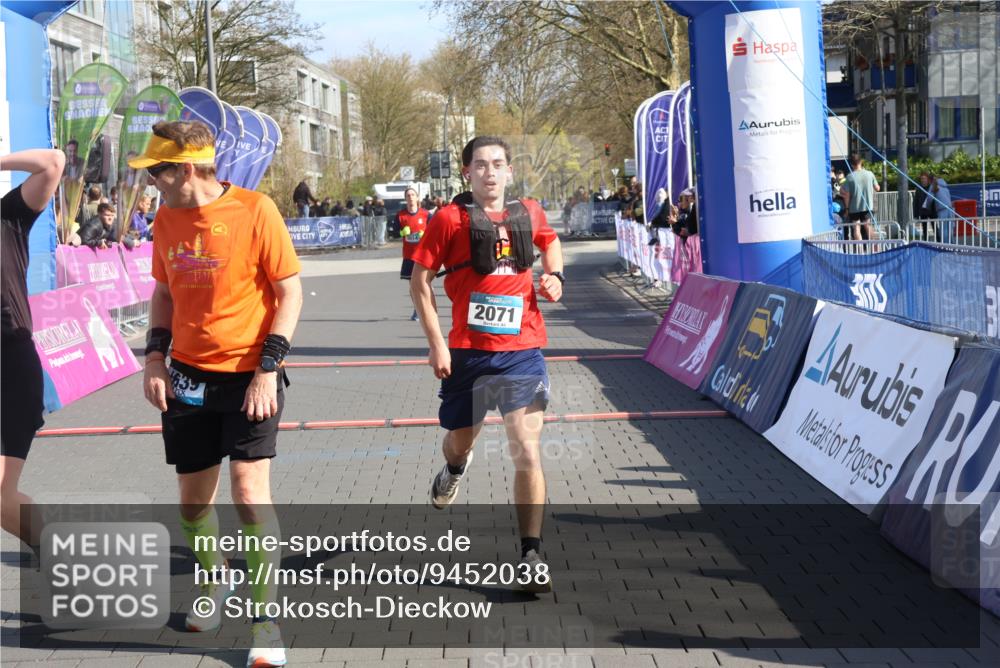 12.04.2026 - 45. Internationalen Wilhelmsburger Insellauf Strokosch-Dieckow http://msf.ph/oto/9452038 12.04.2026 10:33:08 Ziel 3296, 3323, 5639, 2071, 3014 meine-sportfotos.de