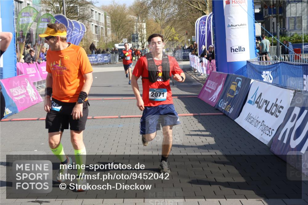 12.04.2026 - 45. Internationalen Wilhelmsburger Insellauf Strokosch-Dieckow http://msf.ph/oto/9452042 12.04.2026 10:33:08 Ziel 3296, 3323, 5639, 2071, 3014 meine-sportfotos.de