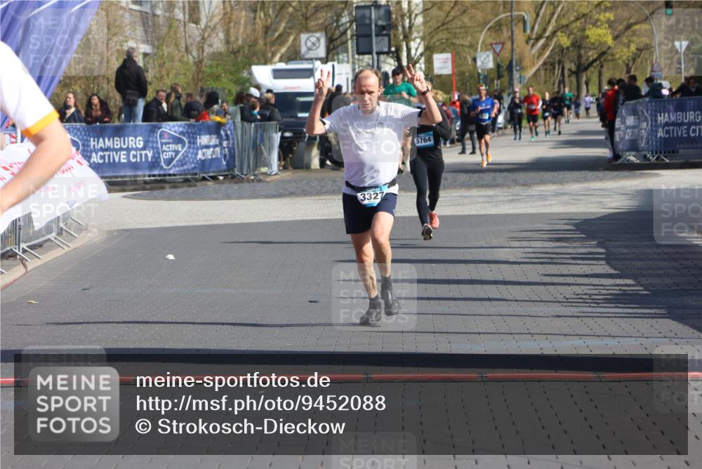 12.04.2026 - 45. Internationalen Wilhelmsburger Insellauf Strokosch-Dieckow http://msf.ph/oto/9452088 12.04.2026 10:33:27 Ziel 3708, 4322, 3327 meine-sportfotos.de