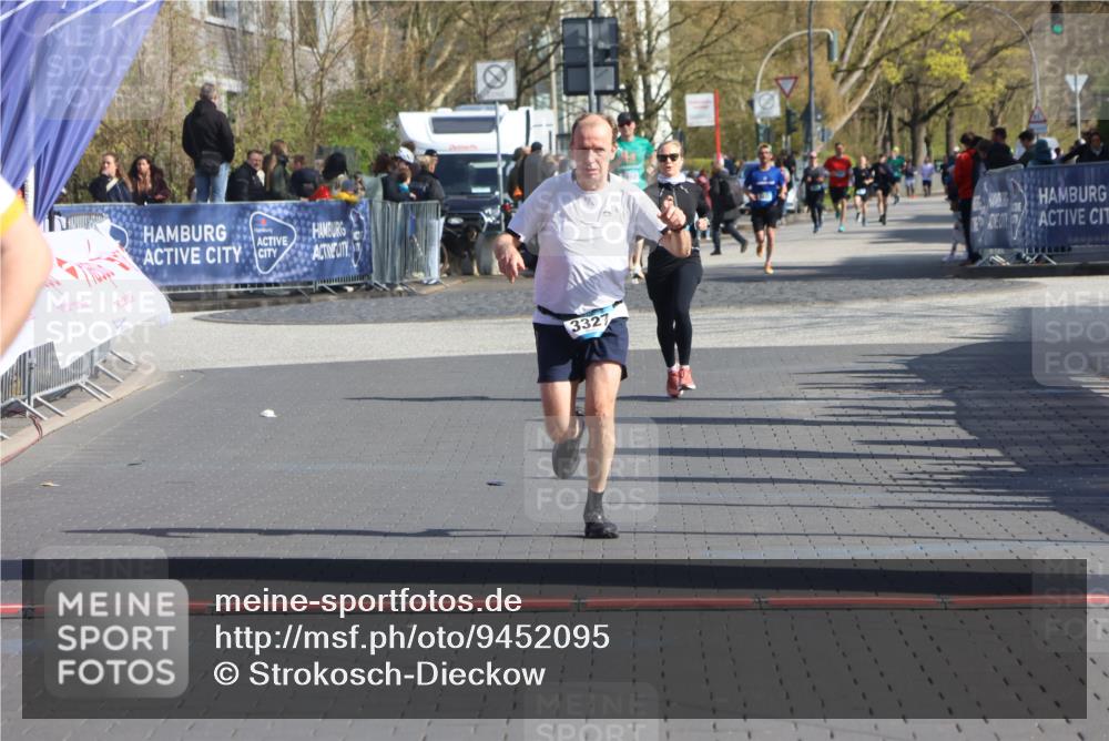 12.04.2026 - 45. Internationalen Wilhelmsburger Insellauf Strokosch-Dieckow http://msf.ph/oto/9452095 12.04.2026 10:33:27 Ziel 3708, 4322, 3327 meine-sportfotos.de