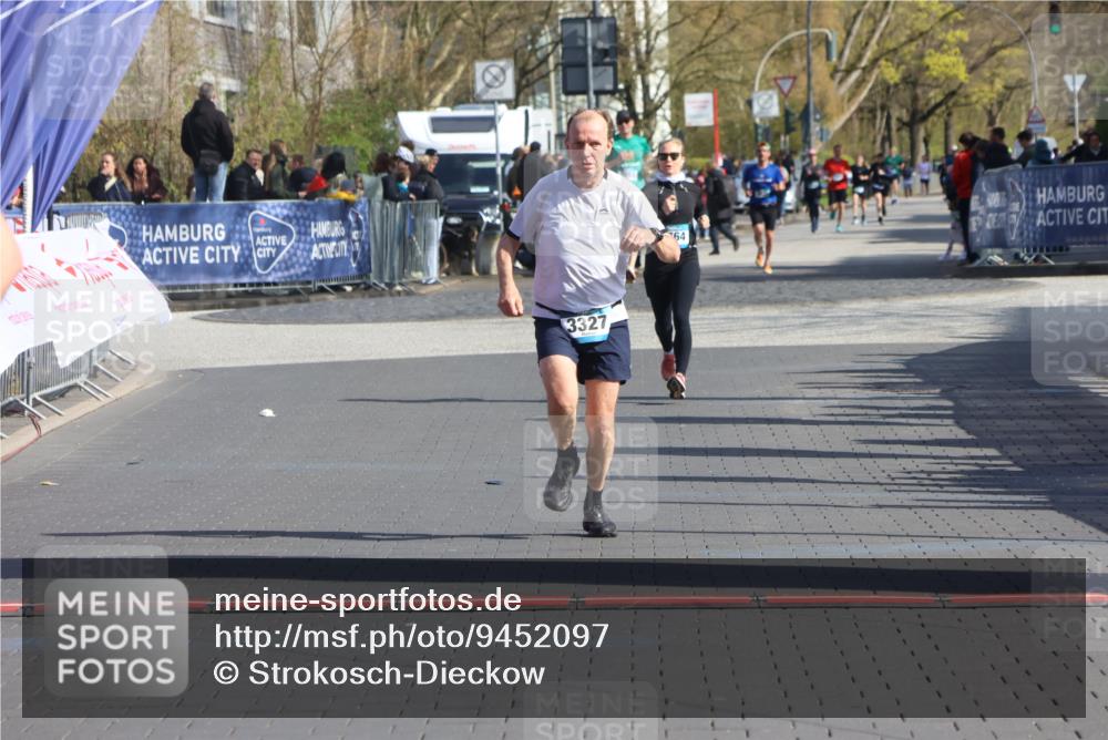 12.04.2026 - 45. Internationalen Wilhelmsburger Insellauf Strokosch-Dieckow http://msf.ph/oto/9452097 12.04.2026 10:33:27 Ziel 3708, 4322, 3327 meine-sportfotos.de