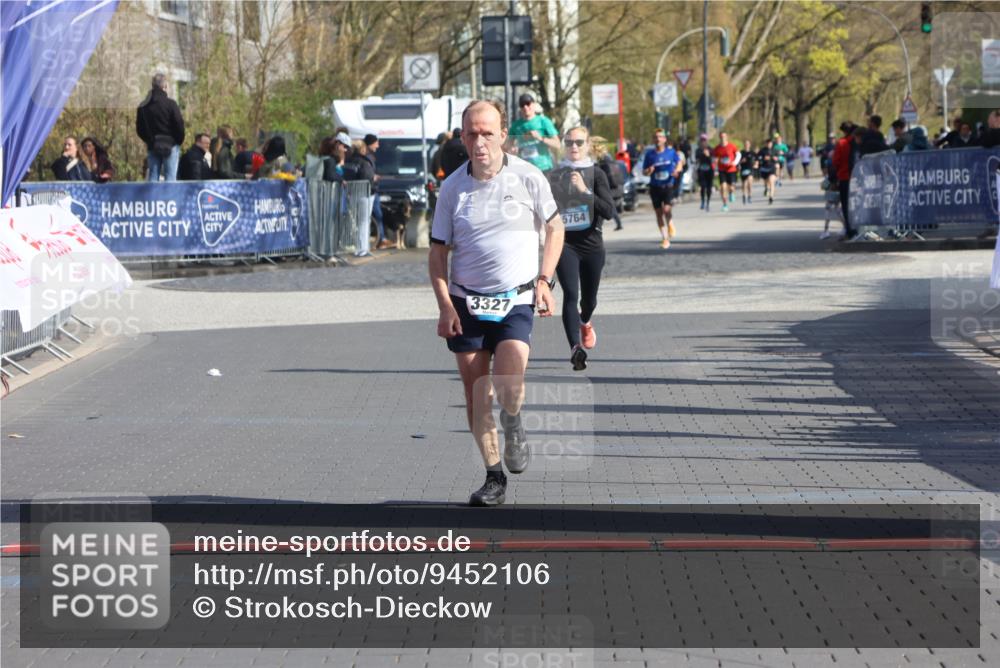 12.04.2026 - 45. Internationalen Wilhelmsburger Insellauf Strokosch-Dieckow http://msf.ph/oto/9452106 12.04.2026 10:33:27 Ziel 3708, 4322, 3327 meine-sportfotos.de