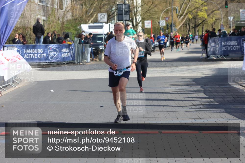 12.04.2026 - 45. Internationalen Wilhelmsburger Insellauf Strokosch-Dieckow http://msf.ph/oto/9452108 12.04.2026 10:33:27 Ziel 3708, 4322, 3327 meine-sportfotos.de