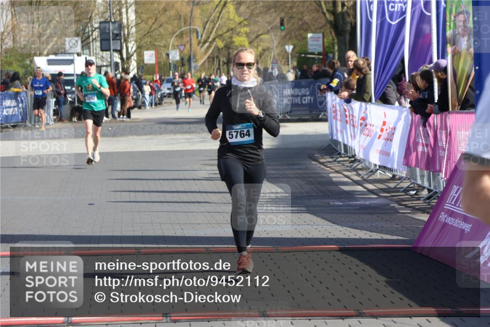 12.04.2026 - 45. Internationalen Wilhelmsburger Insellauf Strokosch-Dieckow http://msf.ph/oto/9452112 12.04.2026 10:33:32 Ziel 3327, 5764 meine-sportfotos.de