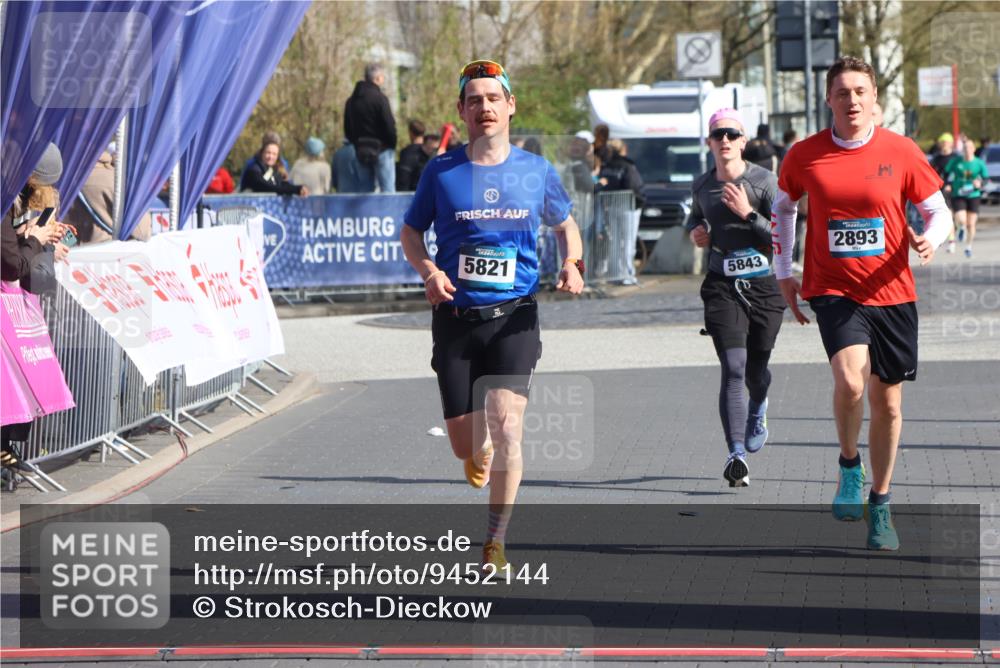 12.04.2026 - 45. Internationalen Wilhelmsburger Insellauf Strokosch-Dieckow http://msf.ph/oto/9452144 12.04.2026 10:33:49 Ziel 5821, 4738, 2893, 5843 meine-sportfotos.de