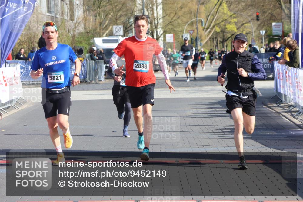 12.04.2026 - 45. Internationalen Wilhelmsburger Insellauf Strokosch-Dieckow http://msf.ph/oto/9452149 12.04.2026 10:33:50 Ziel 5821, 4738, 2893, 5843 meine-sportfotos.de