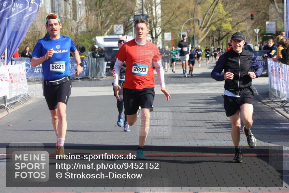 12.04.2026 - 45. Internationalen Wilhelmsburger Insellauf Strokosch-Dieckow http://msf.ph/oto/9452152 12.04.2026 10:33:50 Ziel 5821, 4738, 2893, 5843 meine-sportfotos.de