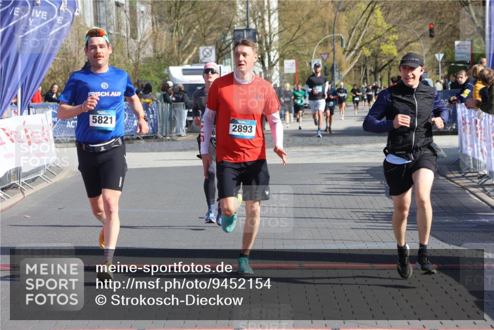 12.04.2026 - 45. Internationalen Wilhelmsburger Insellauf Strokosch-Dieckow http://msf.ph/oto/9452154 12.04.2026 10:33:50 Ziel 5821, 4738, 2893, 5843 meine-sportfotos.de