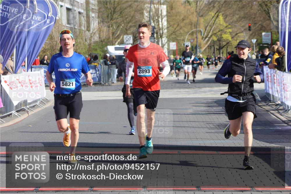 12.04.2026 - 45. Internationalen Wilhelmsburger Insellauf Strokosch-Dieckow http://msf.ph/oto/9452157 12.04.2026 10:33:50 Ziel 5821, 4738, 2893, 5843 meine-sportfotos.de