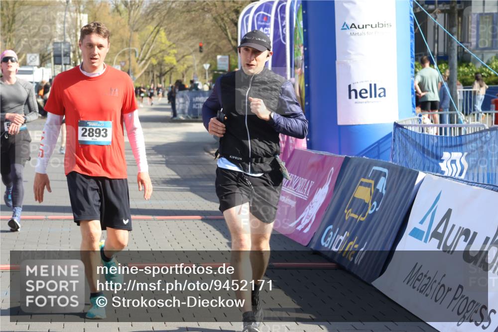 12.04.2026 - 45. Internationalen Wilhelmsburger Insellauf Strokosch-Dieckow http://msf.ph/oto/9452171 12.04.2026 10:33:52 Ziel 5821, 4738, 2893, 5843 meine-sportfotos.de