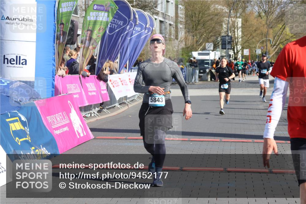 12.04.2026 - 45. Internationalen Wilhelmsburger Insellauf Strokosch-Dieckow http://msf.ph/oto/9452177 12.04.2026 10:33:54 Ziel 5821, 4738, 2893, 5843, 3447 meine-sportfotos.de