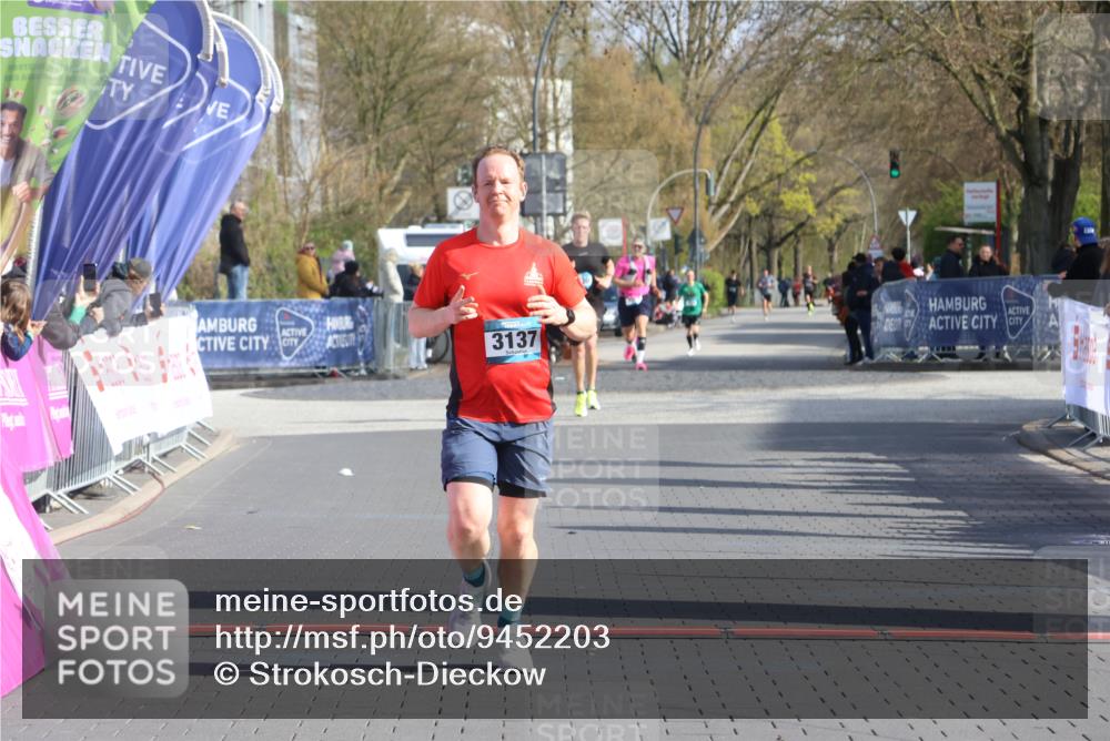 12.04.2026 - 45. Internationalen Wilhelmsburger Insellauf Strokosch-Dieckow http://msf.ph/oto/9452203 12.04.2026 10:22:12 Ziel 3137 meine-sportfotos.de