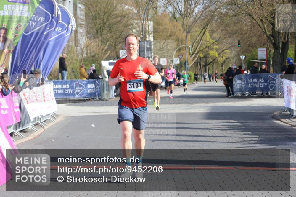 12.04.2026 - 45. Internationalen Wilhelmsburger Insellauf Strokosch-Dieckow http://msf.ph/oto/9452206 12.04.2026 10:22:12 Ziel 3137 meine-sportfotos.de