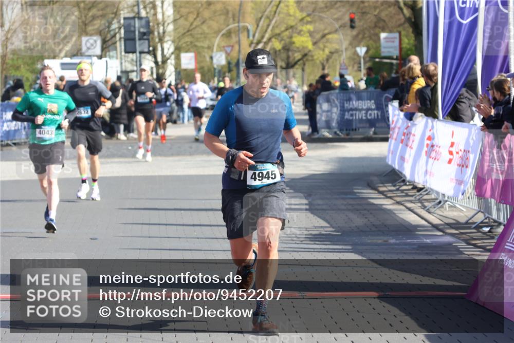 12.04.2026 - 45. Internationalen Wilhelmsburger Insellauf Strokosch-Dieckow http://msf.ph/oto/9452207 12.04.2026 10:34:05 Ziel 4945, 4043 meine-sportfotos.de