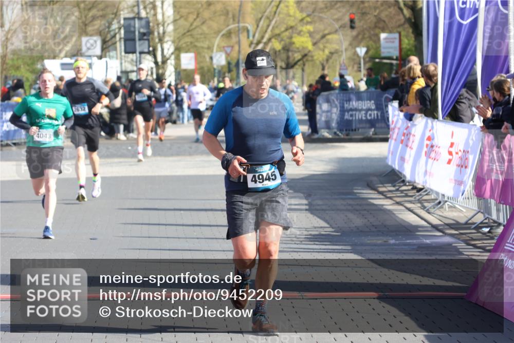 12.04.2026 - 45. Internationalen Wilhelmsburger Insellauf Strokosch-Dieckow http://msf.ph/oto/9452209 12.04.2026 10:34:05 Ziel 4945, 4043 meine-sportfotos.de