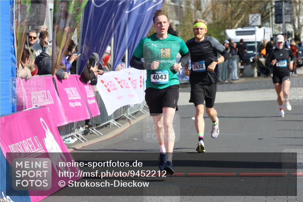 12.04.2026 - 45. Internationalen Wilhelmsburger Insellauf Strokosch-Dieckow http://msf.ph/oto/9452212 12.04.2026 10:34:08 Ziel 4945, 4043, 2632 meine-sportfotos.de