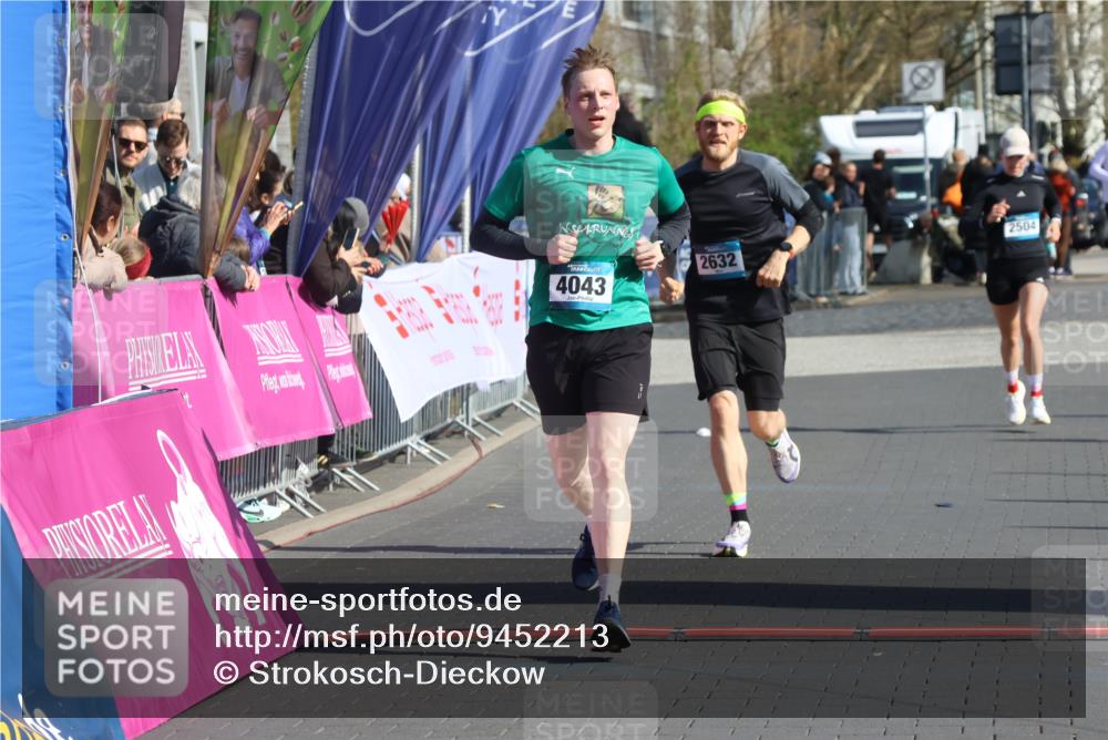 12.04.2026 - 45. Internationalen Wilhelmsburger Insellauf Strokosch-Dieckow http://msf.ph/oto/9452213 12.04.2026 10:34:08 Ziel 4945, 4043, 2632 meine-sportfotos.de