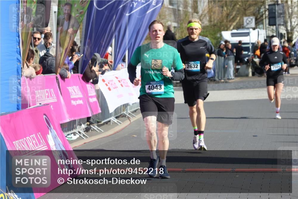 12.04.2026 - 45. Internationalen Wilhelmsburger Insellauf Strokosch-Dieckow http://msf.ph/oto/9452218 12.04.2026 10:34:08 Ziel 4945, 4043, 2632 meine-sportfotos.de