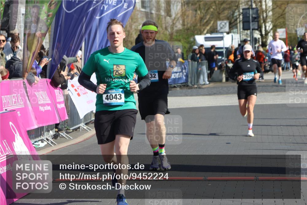 12.04.2026 - 45. Internationalen Wilhelmsburger Insellauf Strokosch-Dieckow http://msf.ph/oto/9452224 12.04.2026 10:34:09 Ziel 4945, 4043, 2632, 2504 meine-sportfotos.de