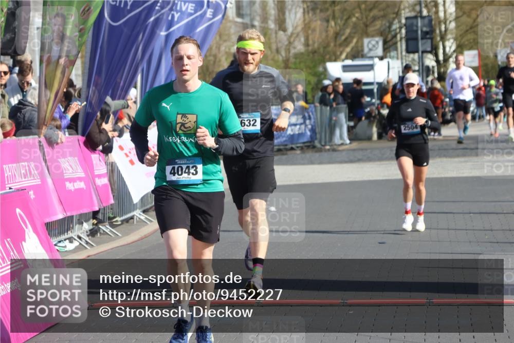12.04.2026 - 45. Internationalen Wilhelmsburger Insellauf Strokosch-Dieckow http://msf.ph/oto/9452227 12.04.2026 10:34:09 Ziel 4945, 4043, 2632, 2504 meine-sportfotos.de