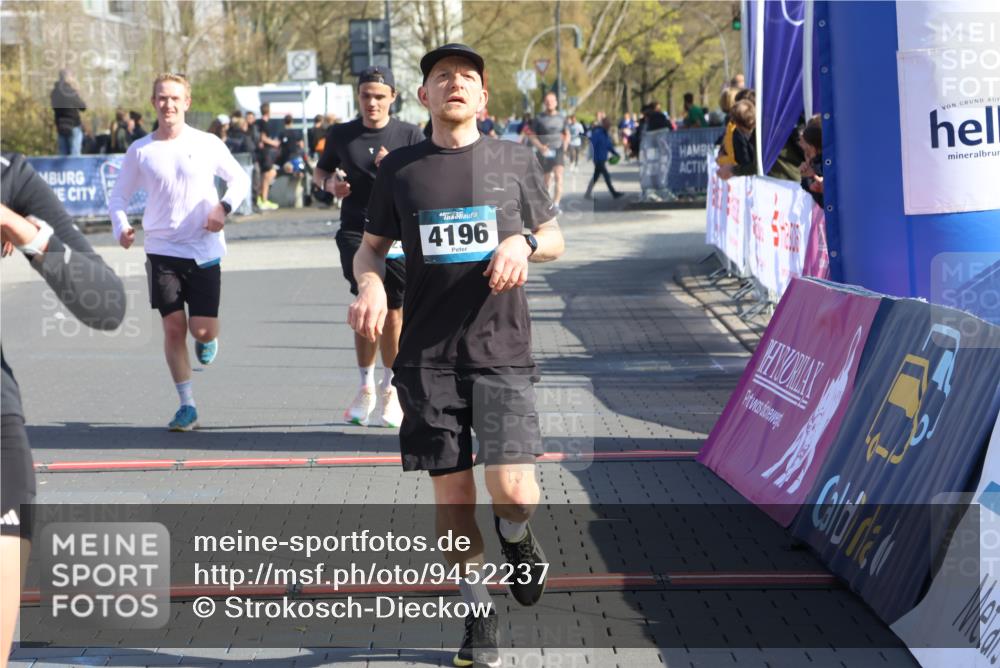12.04.2026 - 45. Internationalen Wilhelmsburger Insellauf Strokosch-Dieckow http://msf.ph/oto/9452237 12.04.2026 10:34:17 Ziel 2504, 4196, 5238, 5239, 5294 meine-sportfotos.de