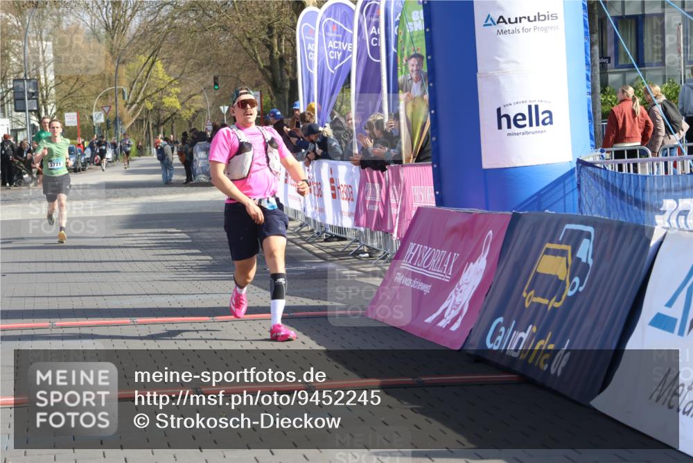 12.04.2026 - 45. Internationalen Wilhelmsburger Insellauf Strokosch-Dieckow http://msf.ph/oto/9452245 12.04.2026 10:22:21 Ziel 3930, 3317, 3771 meine-sportfotos.de