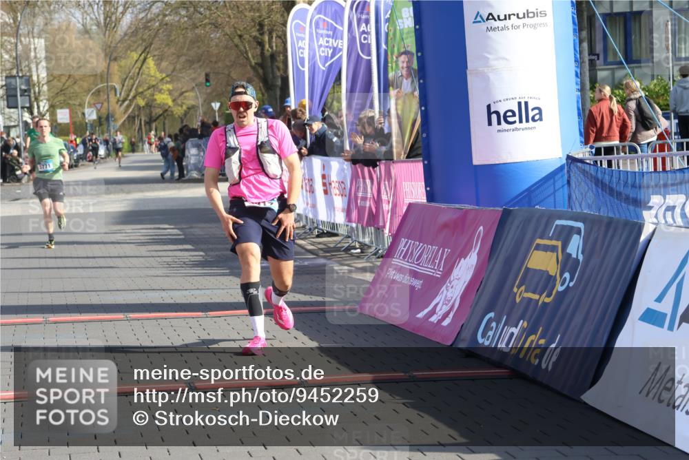 12.04.2026 - 45. Internationalen Wilhelmsburger Insellauf Strokosch-Dieckow http://msf.ph/oto/9452259 12.04.2026 10:22:21 Ziel 3930, 3317, 3771 meine-sportfotos.de