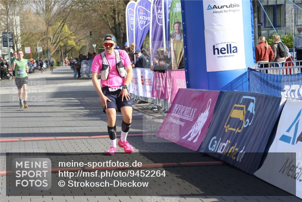 12.04.2026 - 45. Internationalen Wilhelmsburger Insellauf Strokosch-Dieckow http://msf.ph/oto/9452264 12.04.2026 10:22:21 Ziel 3930, 3317, 3771 meine-sportfotos.de