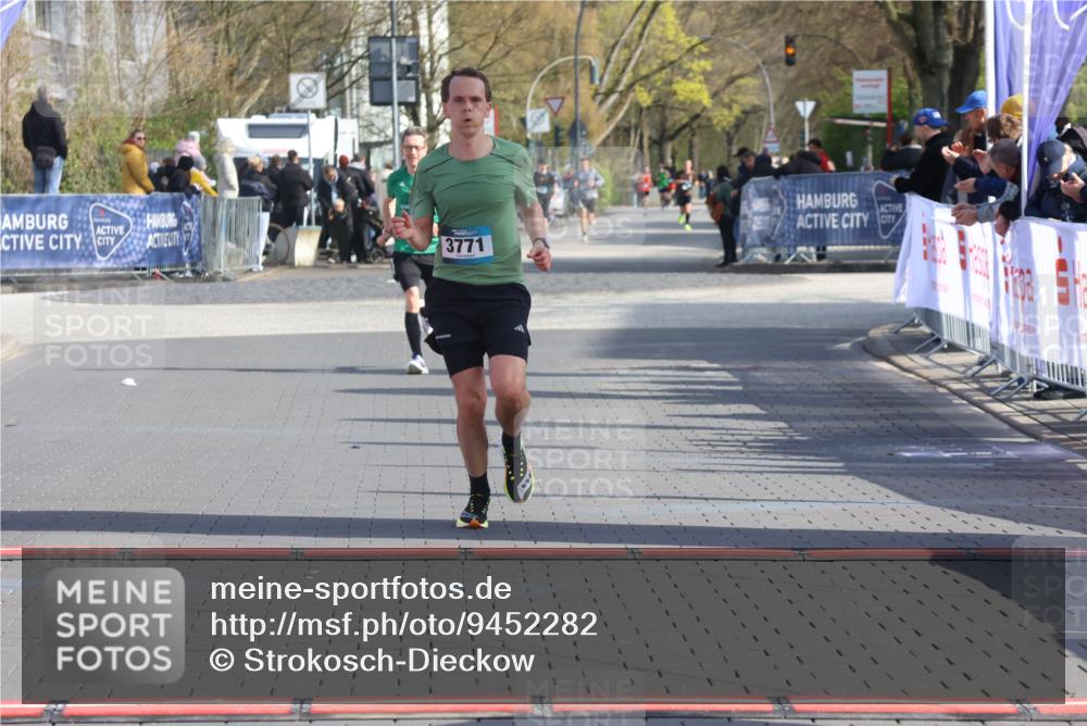 12.04.2026 - 45. Internationalen Wilhelmsburger Insellauf Strokosch-Dieckow http://msf.ph/oto/9452282 12.04.2026 10:22:23 Ziel 3930, 3317, 3771 meine-sportfotos.de