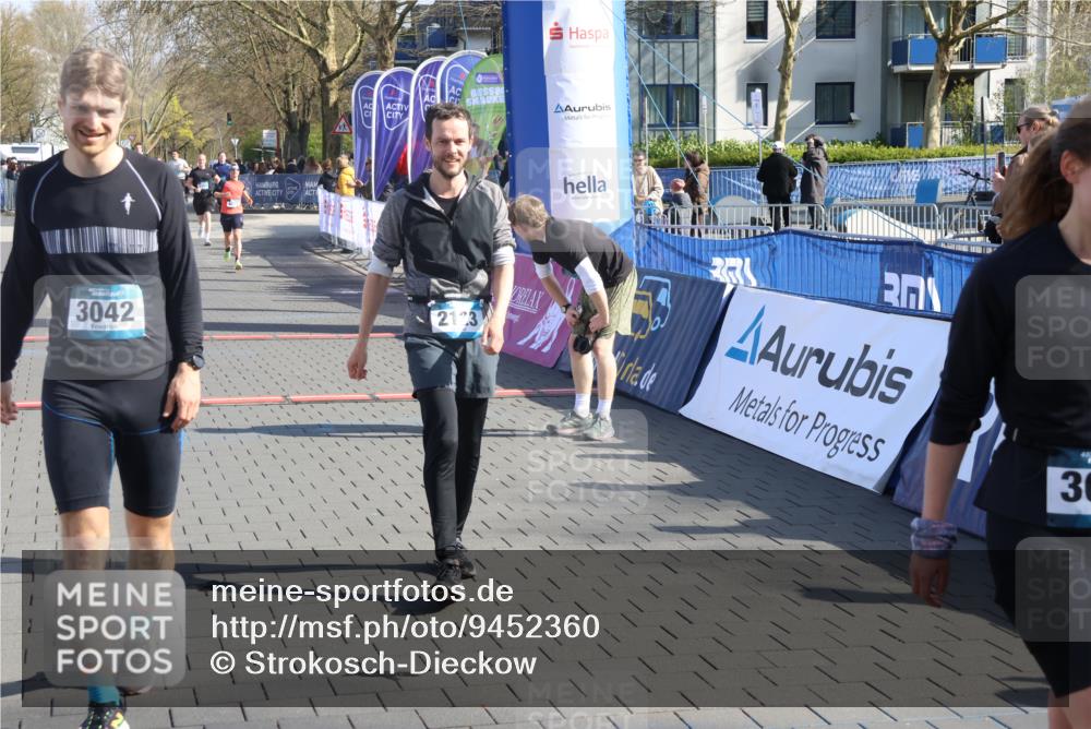 12.04.2026 - 45. Internationalen Wilhelmsburger Insellauf Strokosch-Dieckow http://msf.ph/oto/9452360 12.04.2026 10:35:01 Ziel 2123, 3485, 3133 meine-sportfotos.de