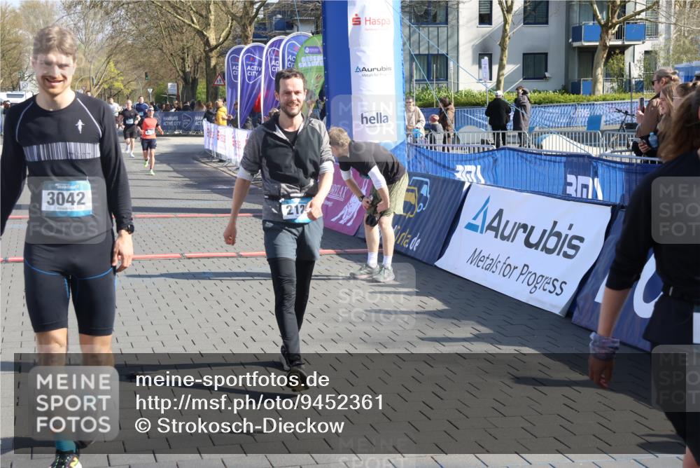 12.04.2026 - 45. Internationalen Wilhelmsburger Insellauf Strokosch-Dieckow http://msf.ph/oto/9452361 12.04.2026 10:35:01 Ziel 2123, 3485, 3133 meine-sportfotos.de
