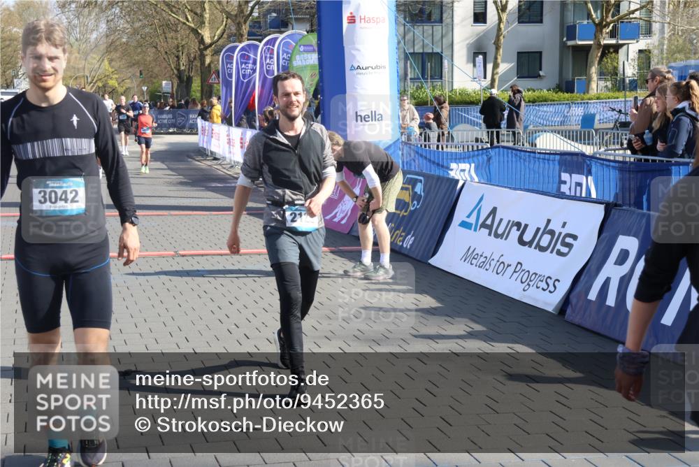 12.04.2026 - 45. Internationalen Wilhelmsburger Insellauf Strokosch-Dieckow http://msf.ph/oto/9452365 12.04.2026 10:35:01 Ziel 2123, 3485, 3133 meine-sportfotos.de