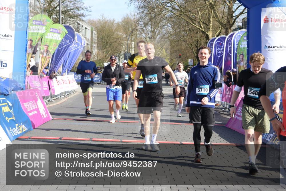 12.04.2026 - 45. Internationalen Wilhelmsburger Insellauf Strokosch-Dieckow http://msf.ph/oto/9452387 12.04.2026 10:35:11 Ziel 3385, 2402, 2917, 2459, 2488, 2482, 4108 meine-sportfotos.de