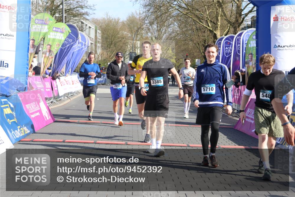 12.04.2026 - 45. Internationalen Wilhelmsburger Insellauf Strokosch-Dieckow http://msf.ph/oto/9452392 12.04.2026 10:35:11 Ziel 3385, 2402, 2917, 2459, 2488, 2482, 4108 meine-sportfotos.de