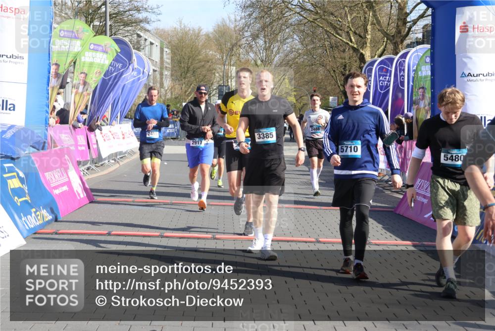 12.04.2026 - 45. Internationalen Wilhelmsburger Insellauf Strokosch-Dieckow http://msf.ph/oto/9452393 12.04.2026 10:35:11 Ziel 3385, 2402, 2917, 2459, 2488, 2482, 4108 meine-sportfotos.de