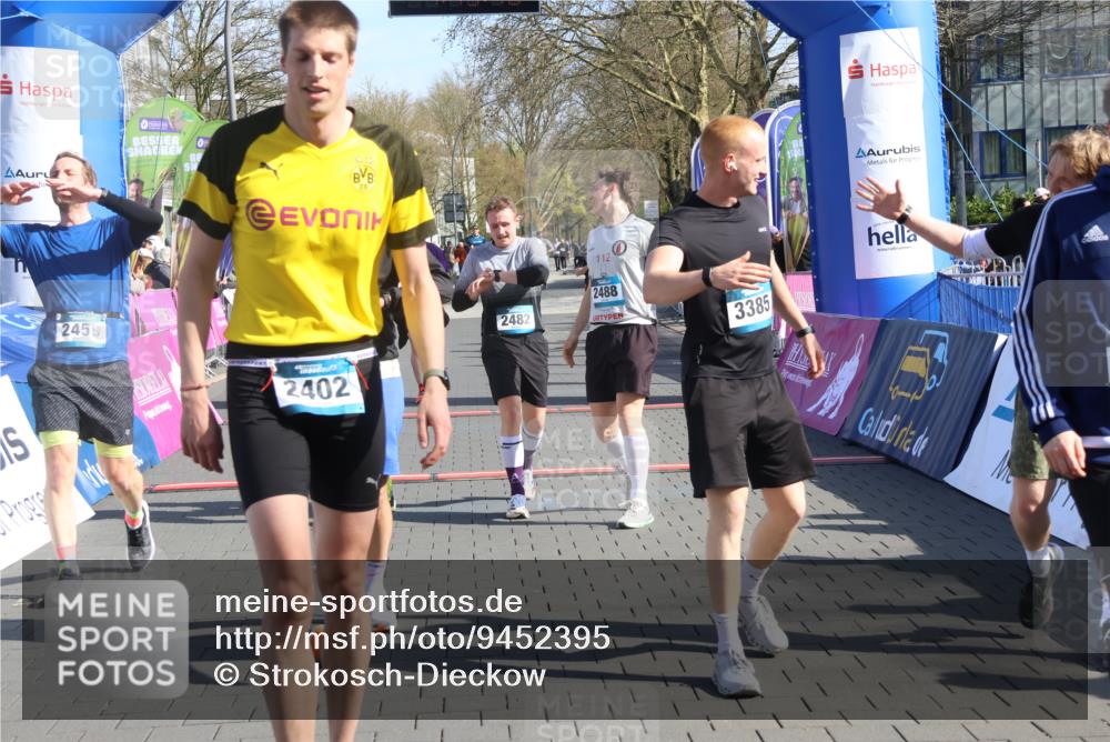 12.04.2026 - 45. Internationalen Wilhelmsburger Insellauf Strokosch-Dieckow http://msf.ph/oto/9452395 12.04.2026 10:35:14 Ziel 2402, 2917, 2459, 2488, 2482, 4108, 3324 meine-sportfotos.de