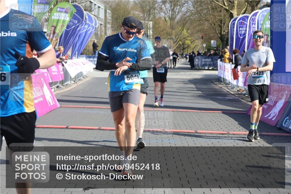 12.04.2026 - 45. Internationalen Wilhelmsburger Insellauf Strokosch-Dieckow http://msf.ph/oto/9452418 12.04.2026 10:35:26 Ziel 5036, 5048, 2423, 2814, 4000, 5551 meine-sportfotos.de