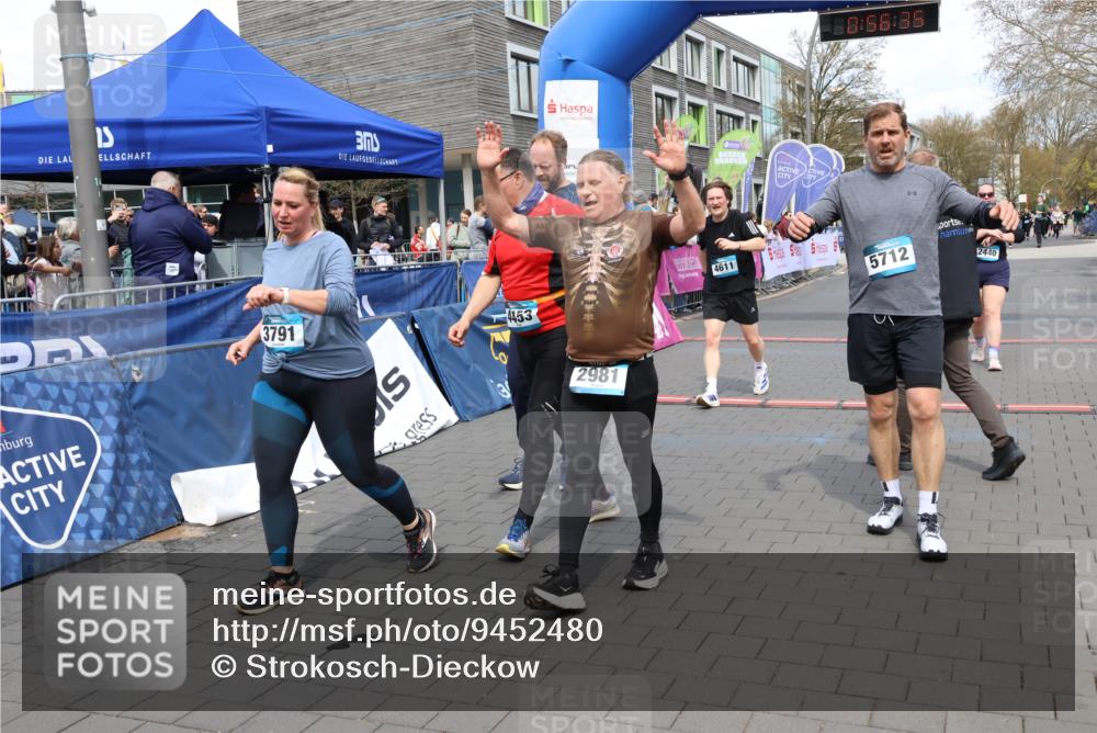 12.04.2026 - 45. Internationalen Wilhelmsburger Insellauf Strokosch-Dieckow http://msf.ph/oto/9452480 12.04.2026 13:09:35 Ziel 4453, 4204, 4611, 2440, 2011 meine-sportfotos.de